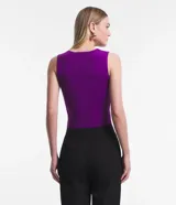 Blusa cropped de punto color beige, con escote cuadrado y breteles anchos. Diseño ajustado al cuerpo confeccionado en tejido retilíneo.