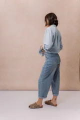 Pantalón de jean de tiro alto, corte culotte y pierna ancha, color azul medio con lavado desgastado.