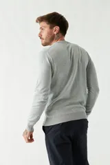 Sweater de punto para hombre con escote redondo, mangas largas y logo bordado en el pecho. Presenta un diseño clásico de calce regular.
