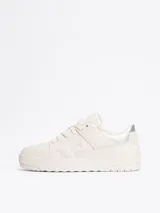 Zapatillas Tommy Hilfiger de corte bajo, color blanco con detalles en plateado en el talón. Confeccionadas en piel, con interior de poliéster y suela de goma. Presentan el logo de la marca en el lateral y en relieve en el talón.