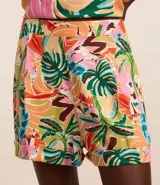 Short de viscosa con estampado de follaje y tucanes, de cintura alta con elástico y bajo dobladillado.