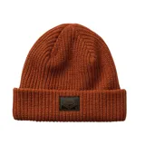 Gorro tipo beanie de punto acanalado en color naranja, con vuelta en el borde y parche rectangular con logo de la marca en la parte frontal.