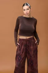 Remera de manga larga confeccionada en tejido de lurex con efecto semitransparente y acabado brillante, de corte ajustado y cuello redondo.