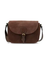 Cartera tipo bandolera de cuero gamuzado en color marrón chocolate. Presenta una solapa frontal con cierre de hebilla decorativa y broche a presión, correa ajustable y herrajes metálicos dorados.