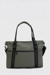 Bolso tote color verde oliva con detalles en negro. Tiene correa de hombro ajustable y extraíble, doble asa de mano, un compartimento principal con cierre, un bolsillo lateral externo, un compartimento interno para laptop de hasta 16 pulgadas y un bolsillo interno con cierre.