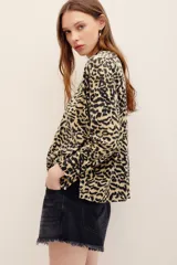 Sweater de punto con estampa animal print de leopardo, cuello redondo y manga larga.