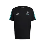Remera de algodón negra con cuello redondo y mangas cortas. Presenta el logo de Adidas en el pecho derecho y el logo de Mercedes-AMG Petronas Formula 1 Team en el pecho izquierdo. Incluye detalles de bandas laterales en color turquesa.