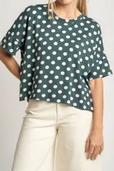 Remerón verde con lunares blancos, de calce oversize y mangas cortas.