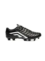 Championes de fútbol Umbro modelo Nexus HG, color negro con detalles en blanco. Presentan un diseño con costuras acolchadas en el empeine para un mejor control del balón y suela con tapones fijos para superficies de césped natural o sintético.