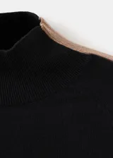 Jersey negro de punto de manga larga con cuello redondo y franjas laterales en color tostado.