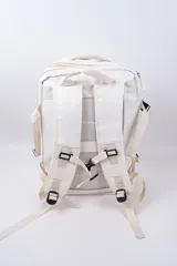 Mochila de viaje color gris, con diseño funcional que incluye múltiples compartimentos con cierre, bolsillo frontal vertical y correas ajustables con hebillas.