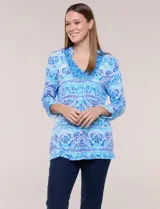Remera de rayón con estampado paisley y geométrico en tonos de azul y celeste, con escote en V pronunciado y mangas 3/4 con sistema roll-up.