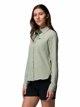Camisa de aventura Columbia Silver Ridge Utility color verde, de manga larga con opción de enrollarse, cierre frontal de botones, cuello clásico y bolsillo en el pecho con cierre.