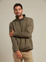 Sweater azul marino con cuello alto abotonado, diseño acolchado y bolsillo tipo canguro.