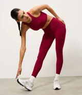 Legging deportiva de tiro alto con calce ajustado, confeccionada en microfibra técnica de poliamida y elastano. Presenta un diseño liso con costuras reforzadas que brindan mayor sujeción y libertad de movimiento.