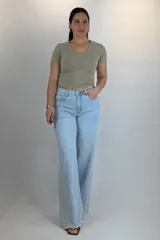 Jeans wide leg de tiro medio en color celeste claro, con diseño de pernera ancha, costuras destacadas y detalle deflecado en el dobladillo inferior.