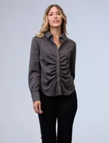 Camisa azul en símil suede, marca Ninety. Cuello con solapa y abertura central con botones. Delantera fruncida.