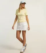 Blusa básica de manga corta confeccionada en viscosa con elastano. Presenta cuello redondo, textura sutil en el tejido y un detalle de bajo ondulado.