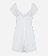 Mono corto blanco de viscosa con escote en V, mangas cortas abullonadas, detalles de encaje en el corpiño y volados en el ruedo.