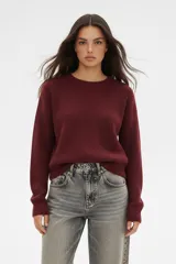 Sweater de viscosa color crema, liso, de corte ajustado al cuerpo y cuello redondo.