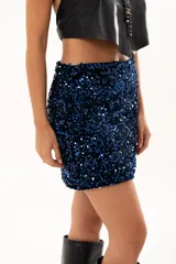 Minifalda de silueta recta confeccionada en tela con lentejuelas azules brillantes.