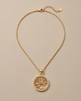 Collar de bronce con cadena fina dorada y dije circular colgante con diseño del Árbol de la Vida y borde con incrustaciones de circonia.
