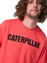 Remera Caterpillar de color salmón con estampado frontal en negro con el logotipo de la marca.