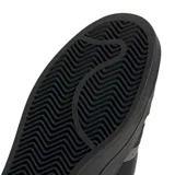 Championes Adidas Campus ST de color gris con franjas negras, diseño inspirado en la estética urbana de los años 90 y 2000, exterior de cuero con refuerzos de gamuza y suela de caucho resistente.