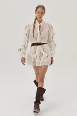 Blusa blanca de viscosa con cuello mao, mangas largas abullonadas y bordados florales en el frente y las mangas.