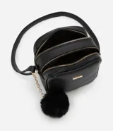 Bolso pequeño femenino de PU color blanco, con correa para cruzar, cierre de cremallera, divisorias internas y pompón decorativo.