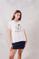 Remerón blanco de viscosa con estampado de bananas y texto en negro.