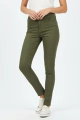 Pantalón jean skinny de tiro medio, color negro, de corte ajustado al cuerpo.