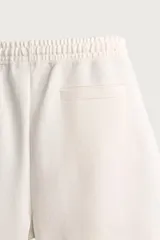 Bermuda estilo jogger de ajuste relajado, color negro, confeccionada en tejido interlock de algodón. Cuenta con cintura elástica ajustable mediante cordón, bolsillos delanteros tipo vivo y diseño liso.