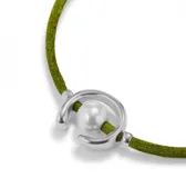 Pulsera de hilo verde oscuro con dije central de perla shell y fornitura bañada en plata de ley.