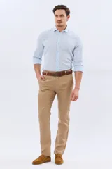 Pantalon de lino color tostado de corte recto, con bolsillos traseros ojalados con botones y presillas para cinto.