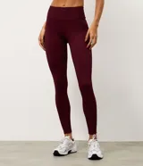 Pantalón legging deportivo de tiro alto, confeccionado en microfibra acanalada con textura. Presenta un ajuste ceñido al cuerpo y largo hasta el tobillo.