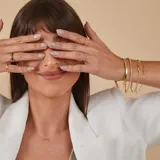 Anillo doble en oro 18k, compuesto por una alianza fina con engaste de brillantes y una alianza lisa con un brillante central.