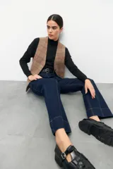 Polera de tejido de punto con cuello alto y diseño de rayas verticales sutiles. Presenta un ajuste al cuerpo y mangas largas.
