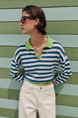 Sweater de punto a rayas horizontales en azul y blanco, con cuello polo verde lima, escote en V y detalles en verde lima en los puños y el borde inferior.