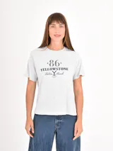 Remera negra de algodón con cuello redondo y mangas cortas, presenta la frase 'Don't text me' estampada en el centro del pecho con tipografía cursiva blanca.