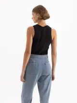 Musculosa negra de algodón Pima, con escote redondo y calce relajado.