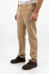Pantalón color camel con corte de jean clásico y fit relajado.