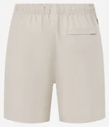 Bermuda de baño color beige, con cintura elástica y cordón de ajuste negro. Presenta un pequeño parche gomoso en el ruedo y bolsillos laterales.