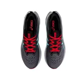 Championes de running Asics Novablast 2, color gris oscuro con detalles en verde agua y cordones rojos. Presentan una entresuela con tecnología FF Blast para mayor amortiguación y retorno de energía.