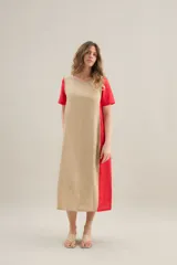 Vestido midi de lino con silueta relajada, escote redondo y mangas cortas. Diseño bicolor con panel frontal central en tono beige y laterales y mangas en color rojo.