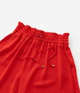 Pantalón pantalona amplia color rojo confeccionada en crepé, con cintura elástica y lazo. Corte amplio, no marca las piernas y se adapta bien a diferentes tipos de cuerpos.