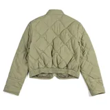 Campera corta verde militar con diseño acolchado, cuello redondo y cierre frontal.