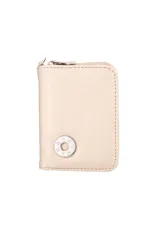 Monedero pequeño color dorado con cierre de cremallera y logo circular plateado en la parte inferior.