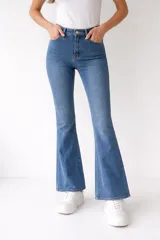 Pantalón de jean azul de corte flare y tiro alto, con bolsillos delanteros y traseros.