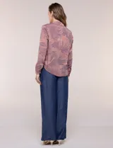 Camisa liviana de rayón y poliéster color marrón con estampado de hojas, cuello camisero, bolsillos frontales con solapa y manga larga.